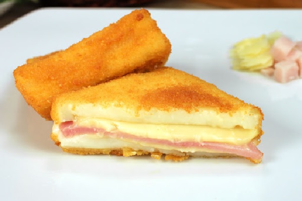 Sándwich tostado de jamón y queso