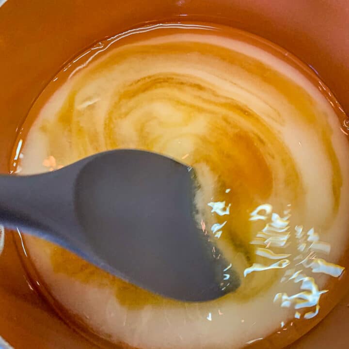 revuelva los ingredientes del jarabe en una olla